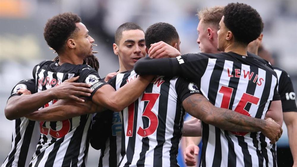 نيوكاسل يُسقط إيفرتون ويهدي الصدارة لليفربول