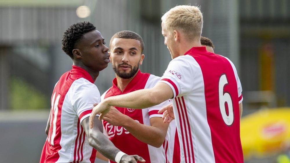 من بينهم زكريا لبيض.. أياكس يخسر جهود 11 لاعبًا بسبب "كورونا" ويُشكّك في "صحة" نتائج التحاليل قبل مباراة الغد