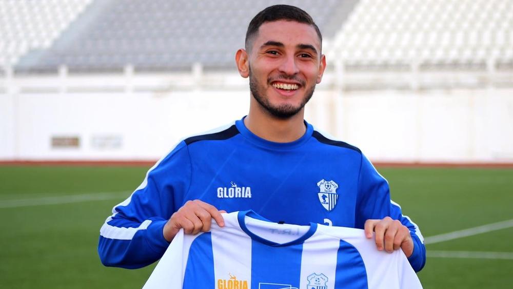 بعد انتشار "إشاعة" ارتباط اسمه بالوداد مؤخرا.. اتحاد طنجة يجدد عقد اللاعب حاتم الوهابي لأربعة مواسم