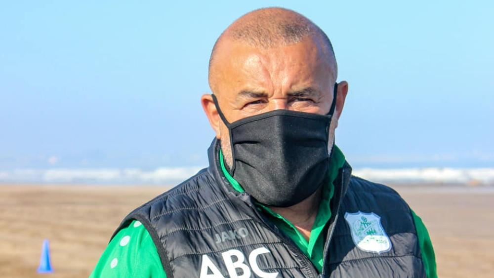 بنشيخة يبدي عدم اقتناعه بثلاثة لاعبين أجانب داخل الدفاع الحسني الجديدي