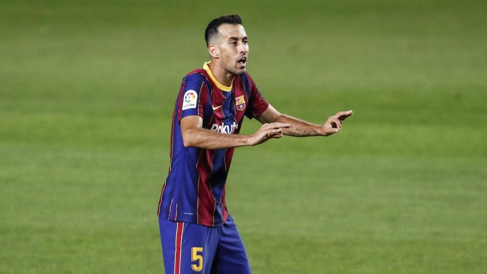 برشلونة يؤكد إصابة بوسكيتس في الركبة وغيابه عن "قمة" السبت أمام أتلتيكو مدريد