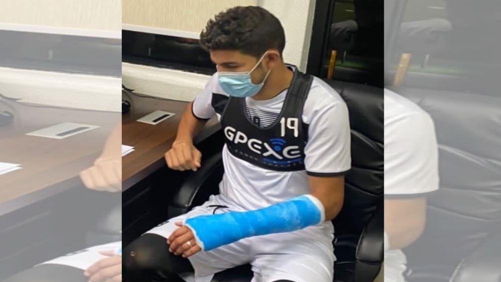 كسر في معصم اليد.. يحرم أبها السعودي من مدافعه أمين العطوشي لـ6 أسابيع