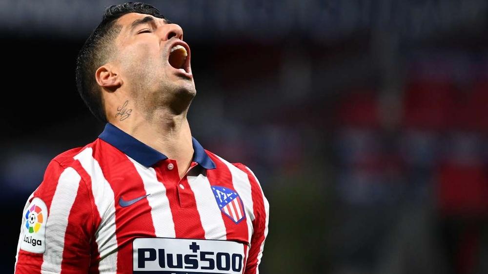 رئيس أتلتيكو مدريد بعد إصابة سواريز وتوريرا بكورونا: "أنا غاضب من الفيفا"