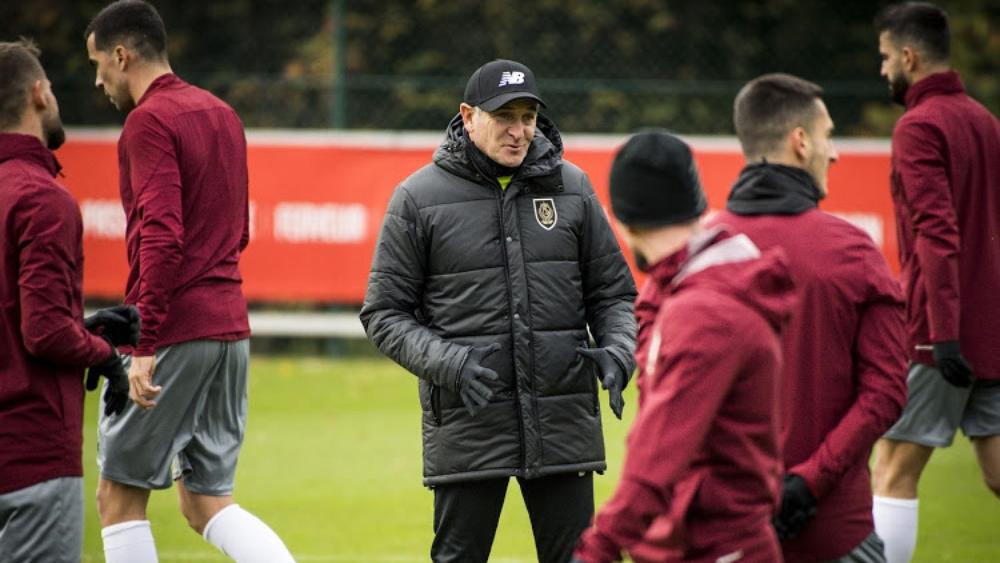 وصَفَ تصرُّفهما بـ"اللامسؤول".. مدرب ستاندار لييج يهاجم الجامعة وخليلوزيتش بسبب لاعبه أملاح