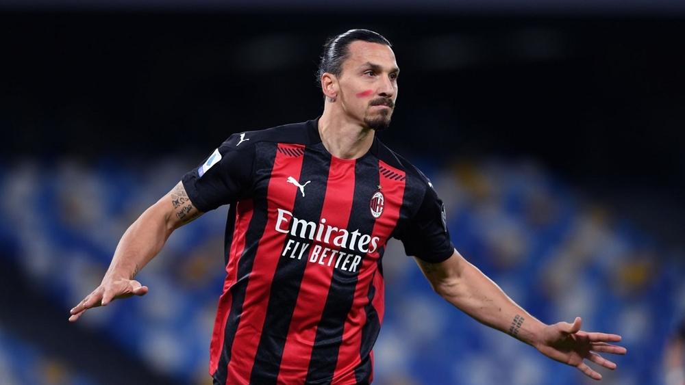 زلاتان إبراهيموفيتش يقود ميلان للفوز على نابولي والعودة لصدارة "الكالتشيو"