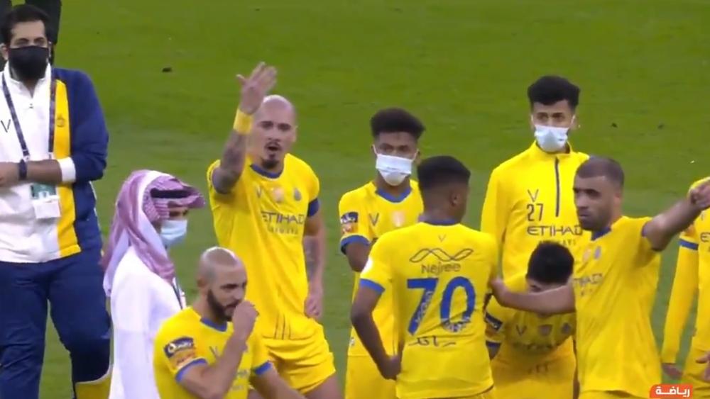 احْتِقانٌ وتوترٌّ يخترقان النصر.. أمرابط ينخرط في مناوشات مع زملائه وحمد الله وآخرون يُحاولون طرده من الملعب