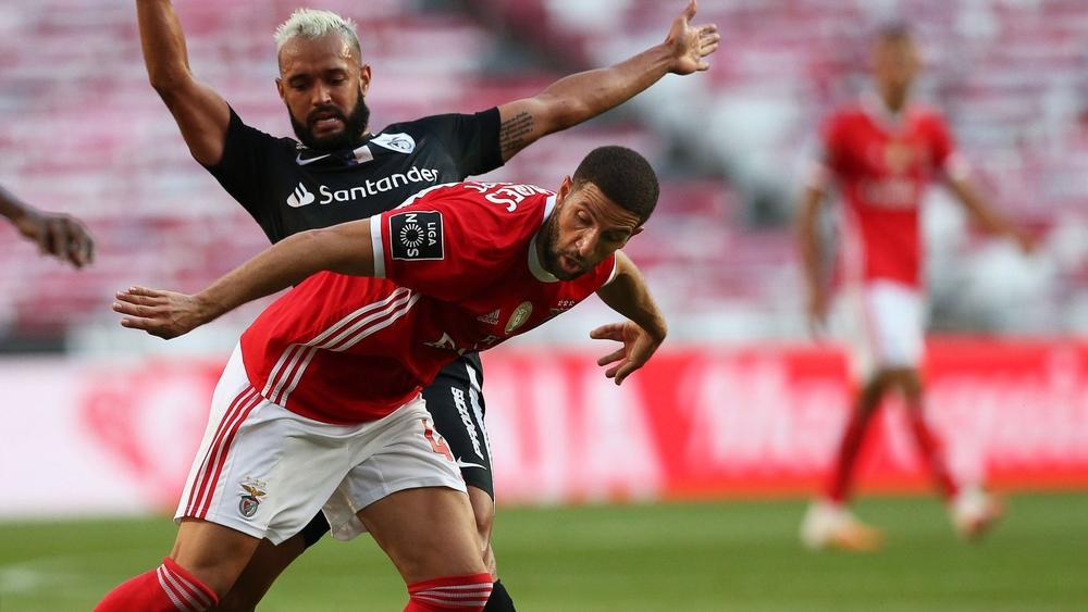 تاعرابت: "فكّرت في الاعتزال لَمَّا ابتعدت عن اللعب مع بنفيكا.. وهناك مُزيَّفون كُثُر في عالم الكرة"