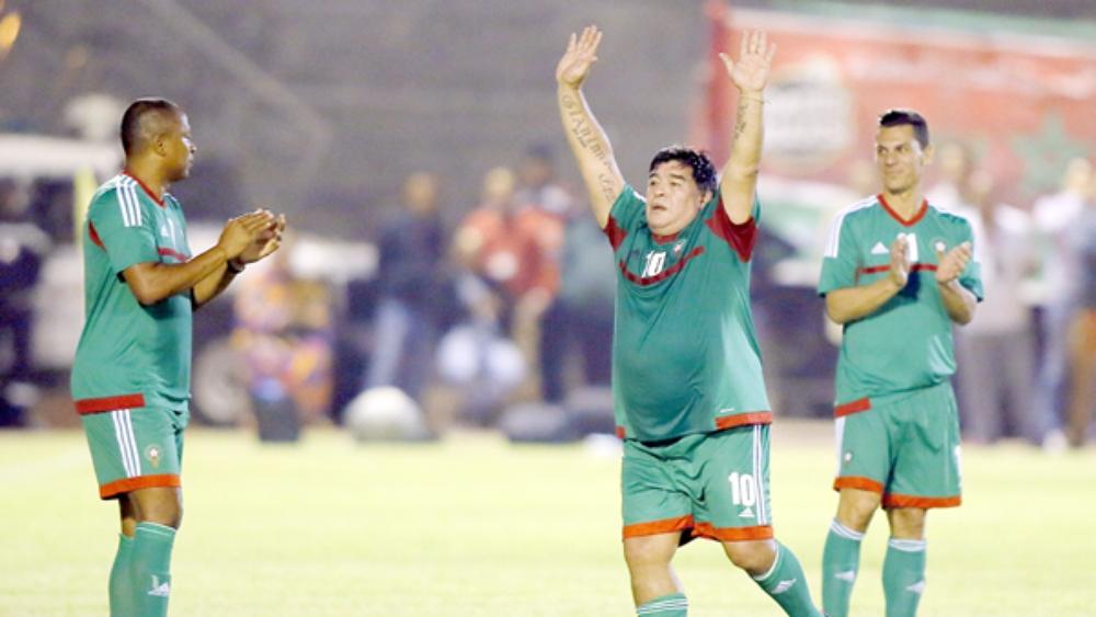 يوم ارتدى مارادونا قميص المنتخب الوطني وداعب الكرة في العيون وبعث برسائل المساندة "اللامباشرة" لقضية الصحراء المغربية!