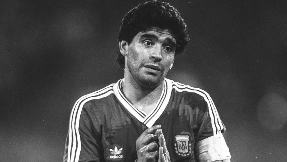 حسابات الأندية العالمية تتحول لـ"دفتر عزاء" بعد وفاة الأسطورة الأرجنتينية مارادونا