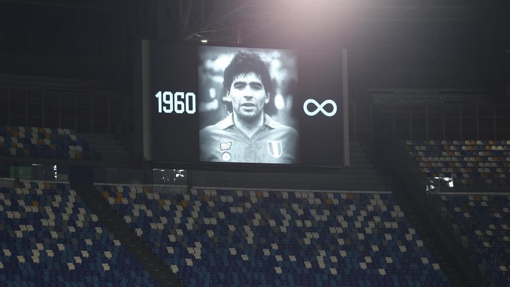 تخليد روح مارادونا بدقيقة حداد في نهائي دوري أبطال أفريقيا 2020