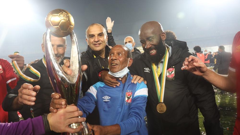 يشتغل عامل غرفة الملابس منذ 47 سنة.. "عم حارث" رفعَ جميع ألقاب "دوري أبطال أفريقيا" التِّسعة رفقة الأهلي