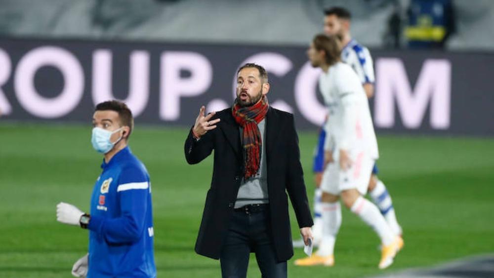 مدرب ألافيس: "فخور جدًا بالفوز على ريال مدريد في ملعبه"