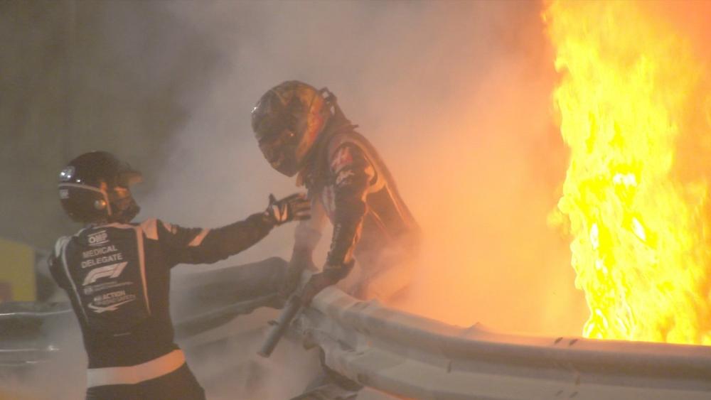 "الفورمولا 1"/ بالصور.. "حادث مروع" في سباق البحرين بعد "انفجار" سيارة الفرنسي غروجان وانقسامها إلى جزئين!