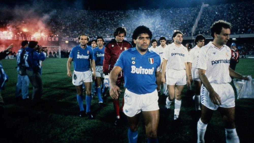 نابولي يكرم "أسطورته" مارادونا بقميص خاص الليلة أمام روما