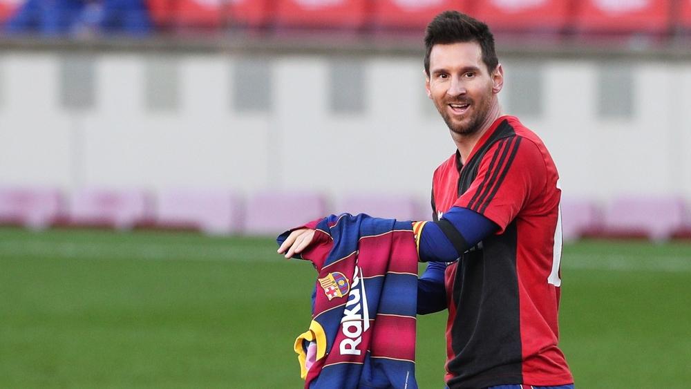 رسميا/ تغريم ميسي بـ 600 يورو بعد نزعه قميصه لتكريم مارادونا و180 يورو لبرشلونة!