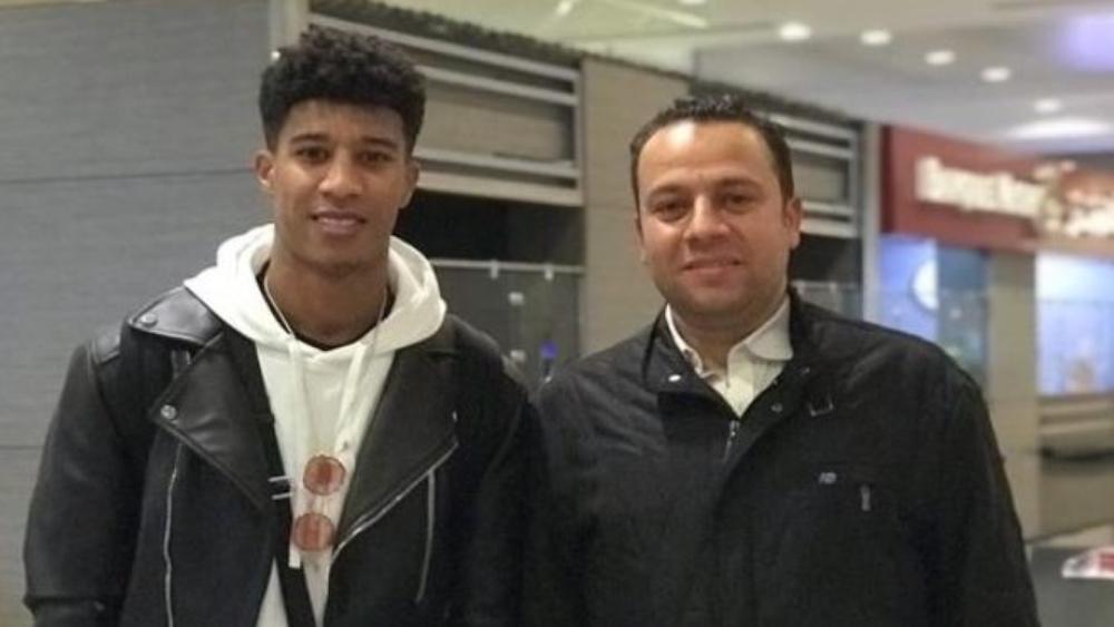 أحداد يحط الرحال في القاهرة للانتظام في صفوف الزمالك