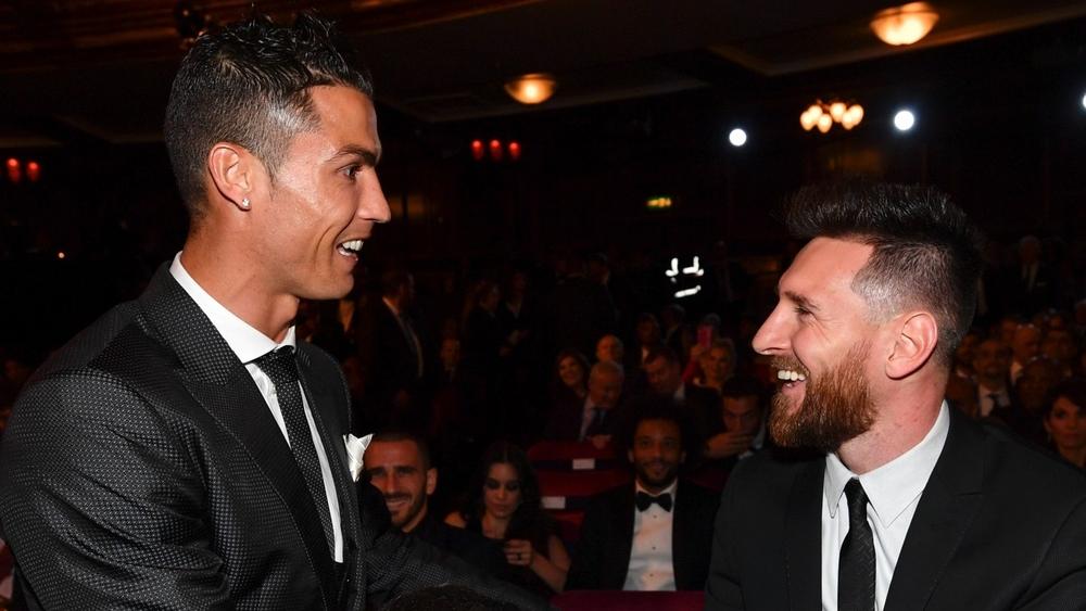 كومان يرفض اختيار "الأفضل" بين ميسي وكريستيانو: "كانا أفضل لاعبيْن في السنوات الأخيرة.. علينا الاستمتاع بهما"