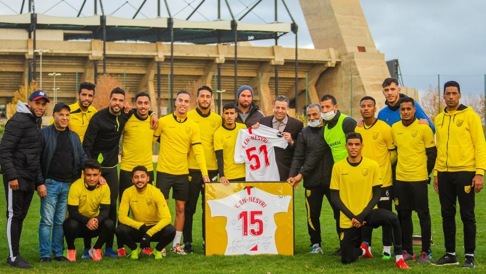 في مبادرة "جميلة" تجاه فريقه الأم.. النصيري يهدي قميصه للمغرب الفاسي ويبارك لـ"النمور" صعودهم لـ"حظيرة الكبار"