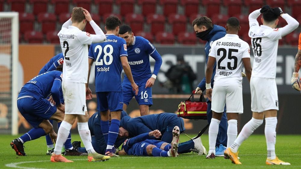 حالة من "الهلع" في مباراة أوغسبورغ وشالكه.. "أوث" يتعرض لإصابة "خطيرة" في الرأس و"يفقد وعيه" لعدة دقائق!