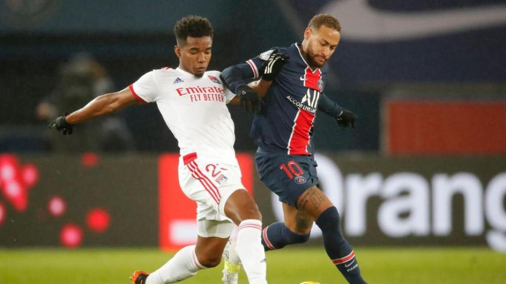 لاعب ليون يقدم اعتذاره لنيمار: "أتمنى ألا تكون الإصابة خطيرة"