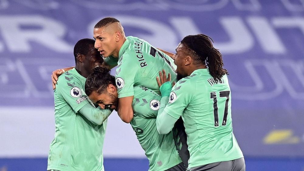 إيفرتون يحرم ليستر من الصدارة وأرسنال يتعثر مجددا