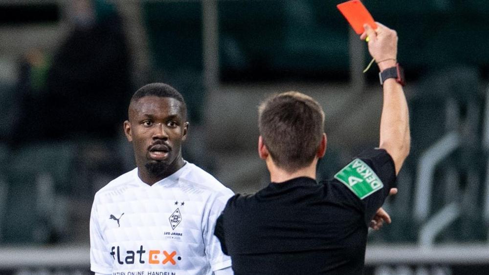 بوروسيا مونشنغلادباخ "يخصم" 150 ألف يورو من راتب نجمه تورام بعد "بصقه" على لاعب هوفنهايم!