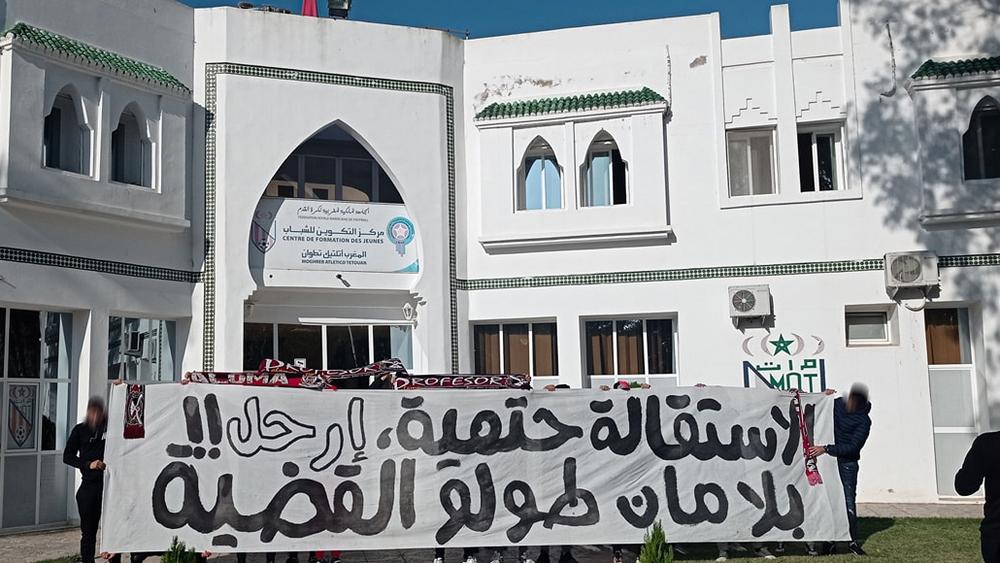 "سيمبري بالوما" يُشهر البطاقة الحمراء في وجه الرئيس الغازي واشتباك بين الترابي وأحد أعضاء الفصيل التطواني!