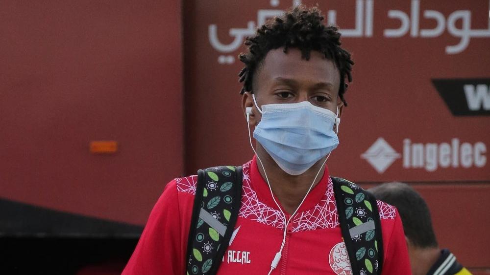 بعد مغادرته الملعب فوق "نقالة" .. إصابة ايت علال لا تدعو للقلق و اللاعب حاضر رفقة الوداد أمام أولمبيك خريبكة