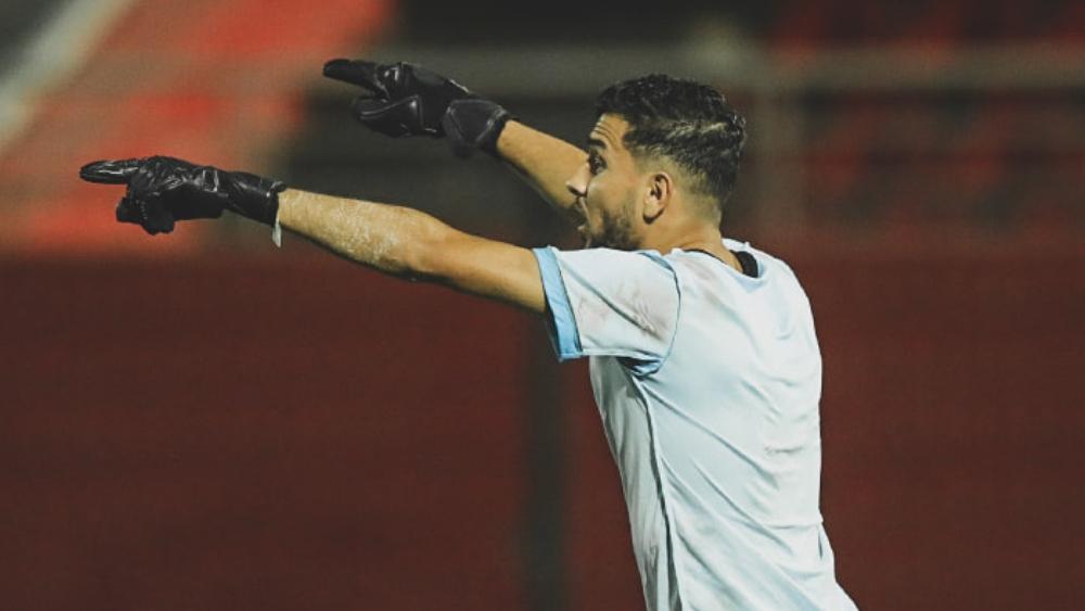 صحيفة "ماركا" عن "تحوُّل" أنس باش لحارس مرمى: "قام بتصدٍّ على طريقة أفضل حارس في العالم.. عليه أن يكون حارس مرمى"