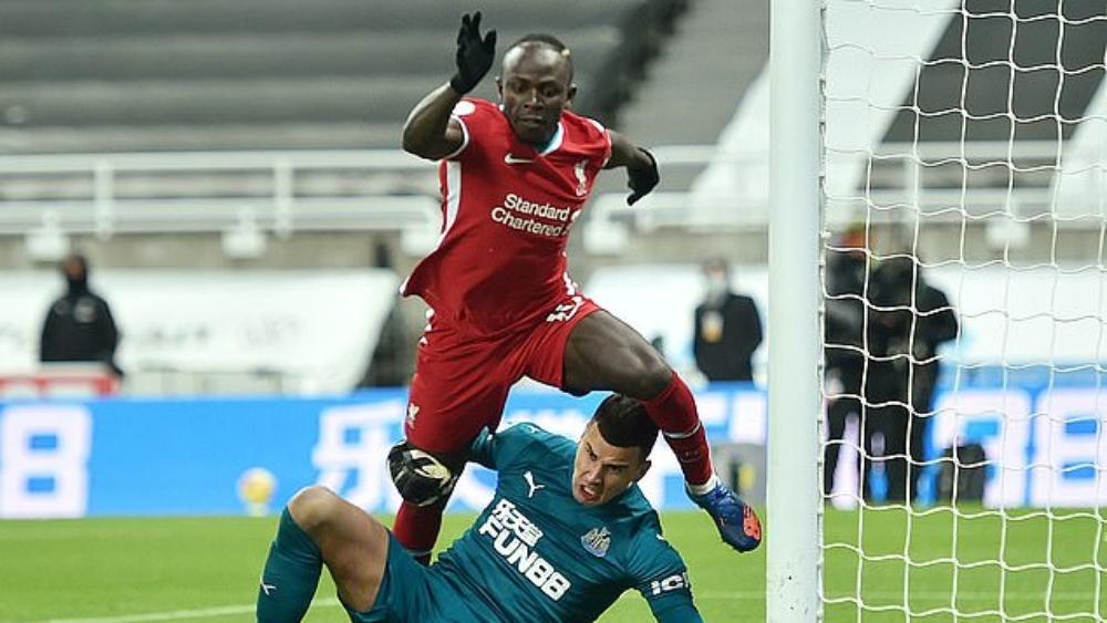 أوين: "علينا أن نُصفِّق ونهنئ ماني على صدقه.. بعض اللاعبين يسقطون في منطقة العمليات بمجرد أن يلمسهم الخصم"