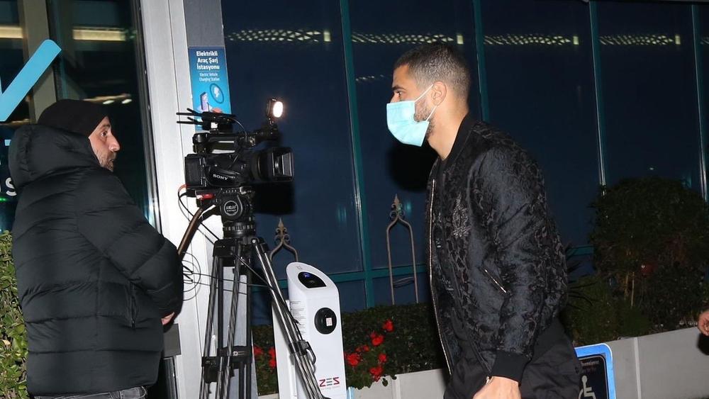 بلهندة يزور زميله العبدلاوي بالمستشفى ويتأبَّط معه "هدية دعمٍ ومواساةٍ"