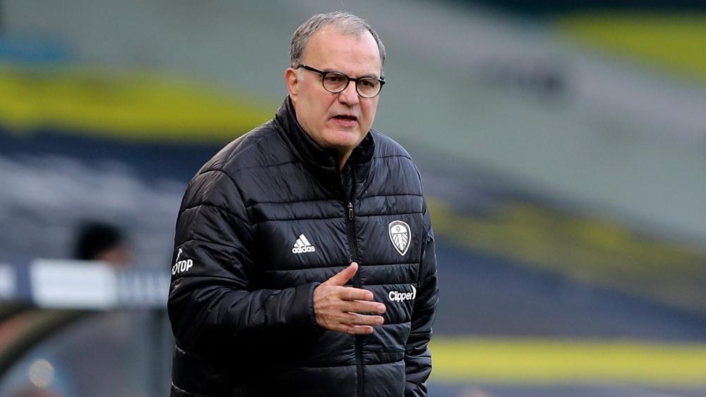 بييلسا يدافع عن حارس مرمى ليدز بعد الهزيمة بثلاثية أمام توتنهام