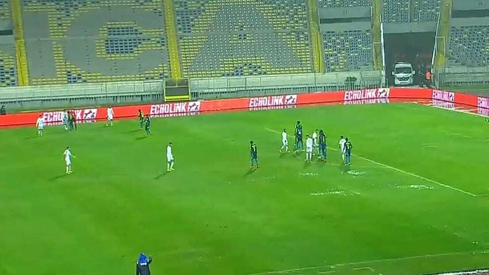 أرضية ملعب "دونور" تتحول إلى "مستنقعات مائية" وتُصعِّب مأمورية لاعبي الرجاء وتونغيث