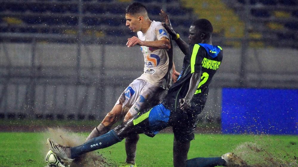 صحيفة "سبورت" الإسبانية تتساءل حول أرضية "دونور": "هل هو حوض سِباحة أم ملعب كرة القدم؟"