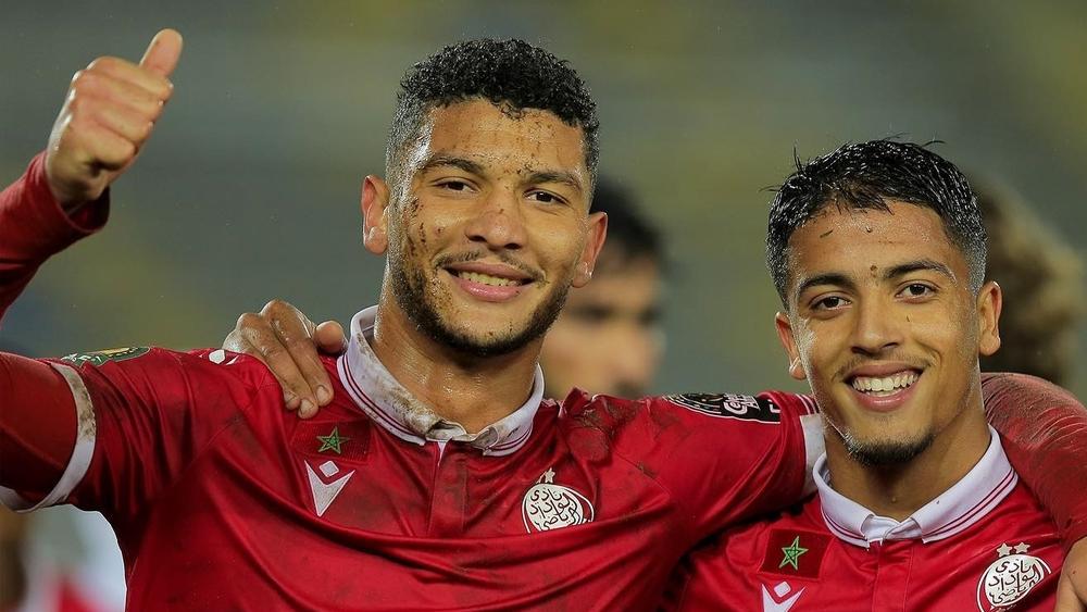 انسجام داخل وخارج الملعب.. الجماهير الودادية تشيد بأداء الثنائي الدفاعي أبو الفتح وداري