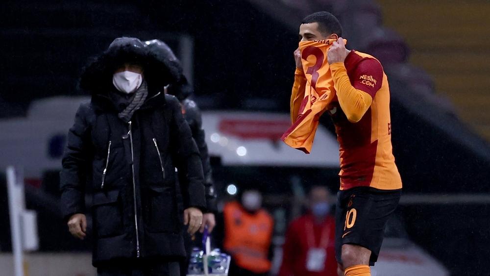 في مبادرة إنسانية.. بلهندة يهدي هدفه الأول في مباراة غلطة سراي وغينتشلاربيرليغي لزميله عبدلاوي