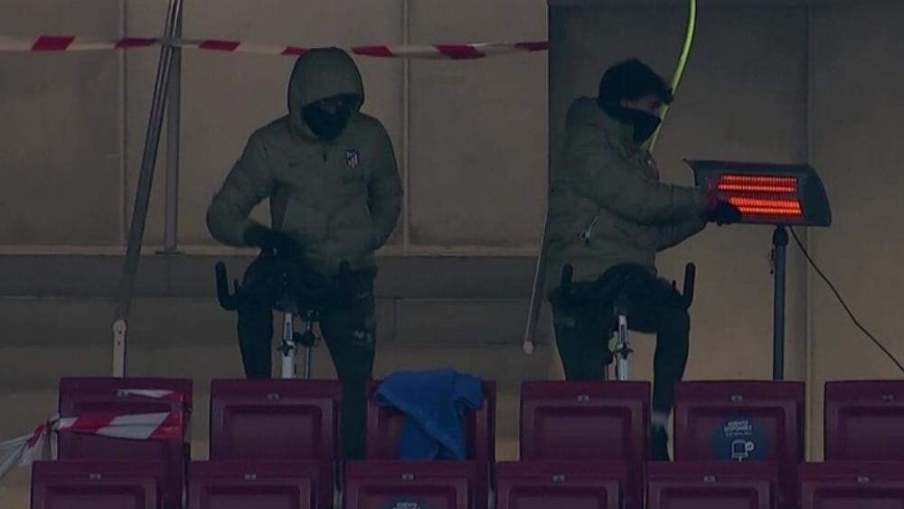 في لقطة "غير مألوفة".. فيليكس يلجأ إلى الاحتماء بمدفأة كهربائية ودراجة هوائية ثابتة في دكة بدلاء الأتليتيكو بالمدرجات أمام إشبيلية