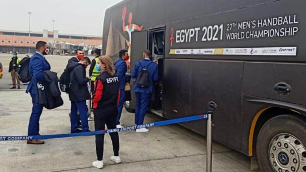 بعثة المنتخب المغربي لكرة اليد تحط الرحال بالأراضي المصرية تأهبا للمشاركة في "المونديال"