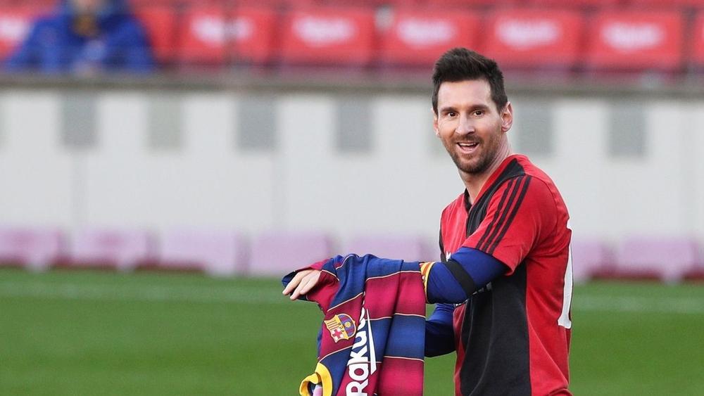 تأكيد البطاقة الصفراء ضد ميسي بعد "خلعه" قميصه تكريما للراحل مارادونا