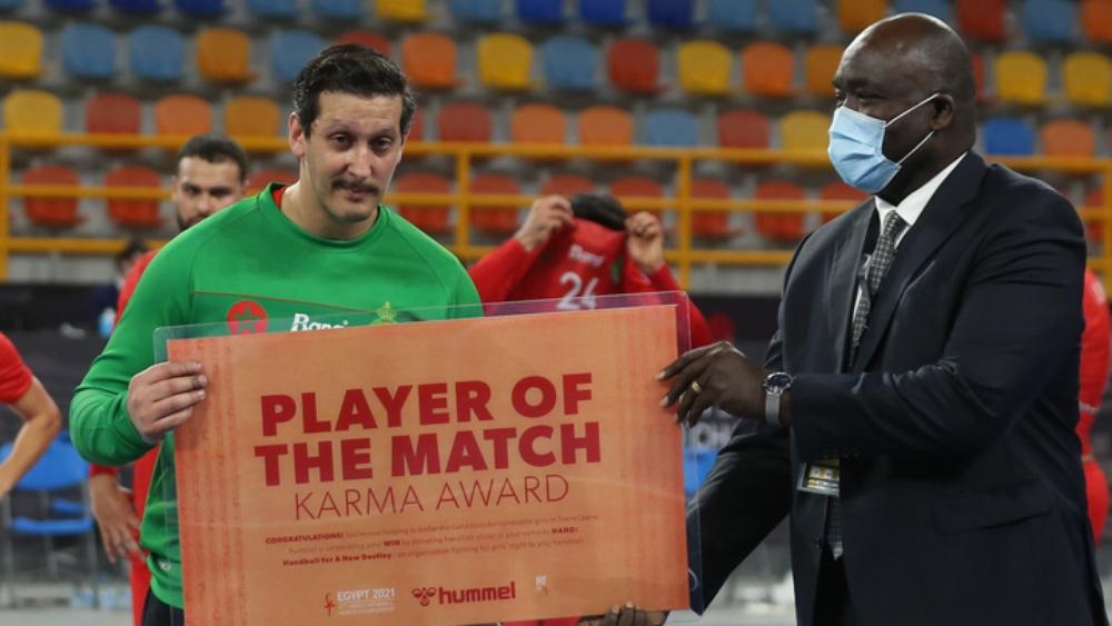 رغم الهزيمة .. اختيار حارس مرمى المنتخب الوطني كأفضل لاعب في مباراة الجزائر