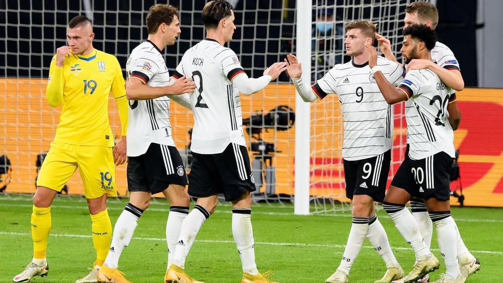 طبيب منتخب ألمانيا: "لا توجد أولولية للاعبين في الحصول على لقاح كورونا"