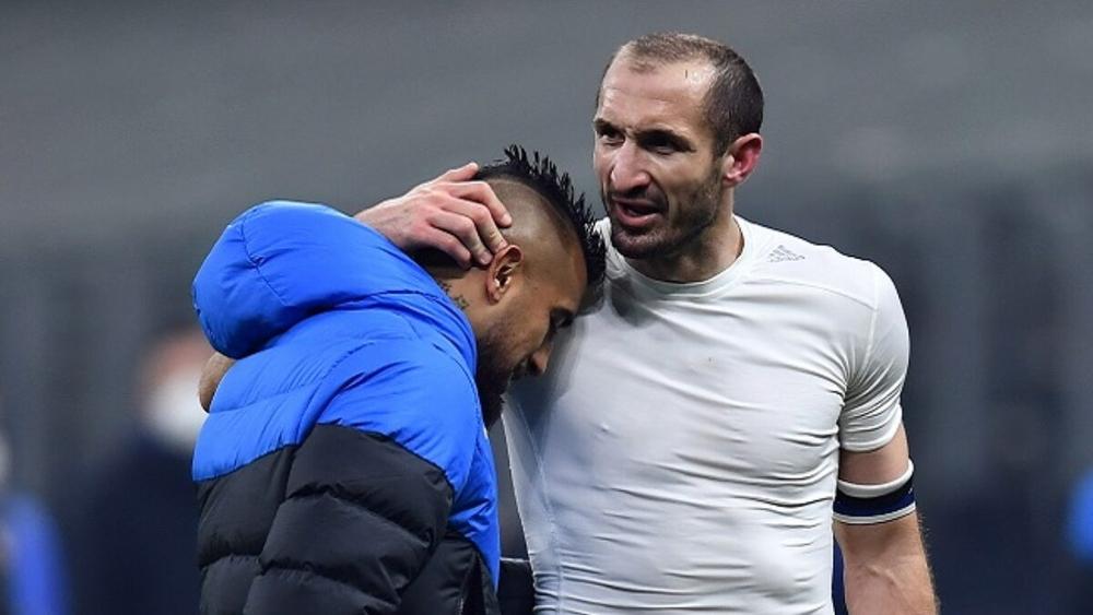 فيدال يوضح حقيقة تقبيل شعار يوفنتوس: "القُبلة كانت تعبيرا عن الحب لصديقي كيليني.. سأقدم روحي من أجل الإنتر!"