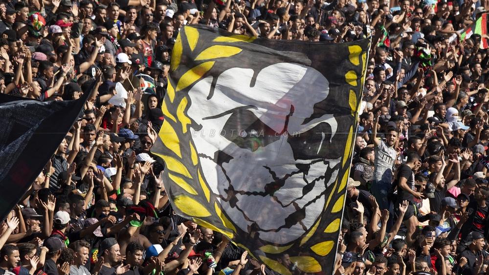 بطريقة جديدة من الاحتجاج.. "بلاك آرمي" تخرج لشوارع الرباط: "كل مْرَّة غَادِي تْشُوفُونَا بطريقة جديدة لتشويه من كانوا سببا في الانتكاسات"