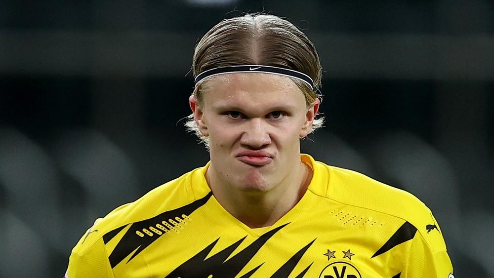 والد هالاند يرفض "إغلاق الباب" أمام احتمالية انتقال نجم دورتموند إلى مانشستر يونايتد