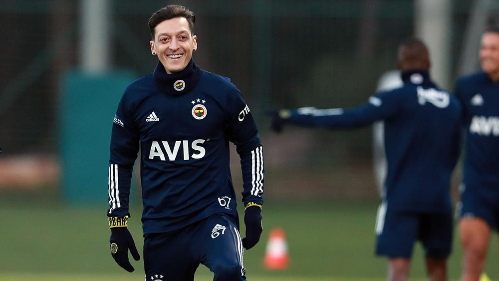 رسميا/ أوزيل يكمل إجراءات انتقاله لفناربخشه ويوقع عقدا لمدة 3 مواسم ونصف