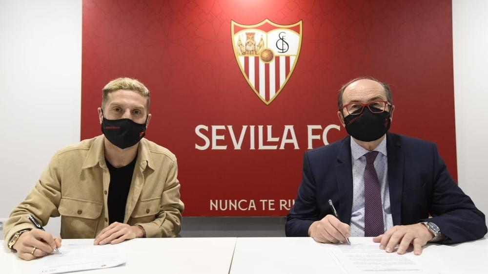 رسميا/ إشبيلية يعلن تعاقده مع غوميز لثلاث سنوات ونصف قادما من أتالانتا