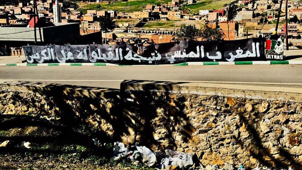 "أولتراس عسكري" تزور إحدى "المناطق النائية" وترفع رسالة جاء فيها: "المغرب المنسي نتيجة القيلولة على الكرسي"