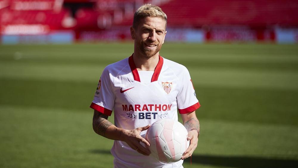 بابو جوميز بعد انتقاله إلى إشبيلية: "فخور بارتداء قميص لعب به مارادونا"