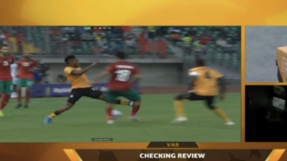 حافيظي ينجو من إصابة خطيرة بعد تدخُّل خشن من لاعب المنتخب الزامبي كلَّفه الطرّد المباشر