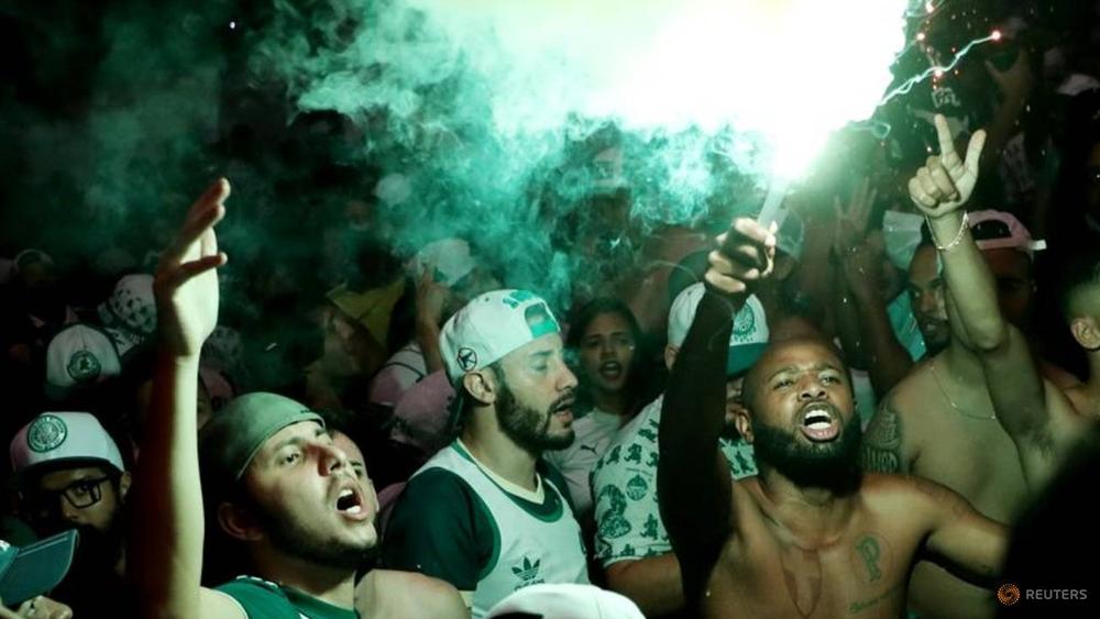 مشجعو بالميراس "يتجاهلون" قيود "كورونا" ويحتفلون بلقب كوبا ليبرتادوريس